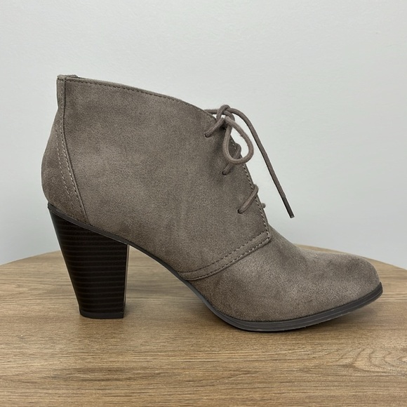 Y Not Olivia Lace Up Heeled Ankle Booties Faux Suede Taupe Brown Sz 10 Cottage - Picture 6 of 12